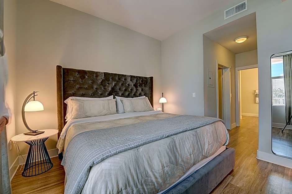 Penthouse One Bedroom Garden View Condo by UCLA