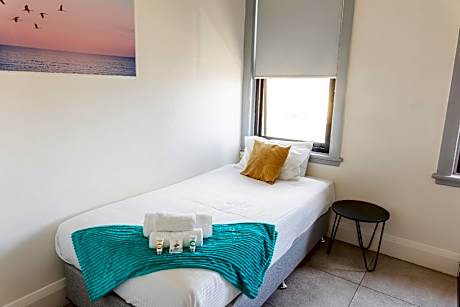 Budget Single Room with Shared Bathroom