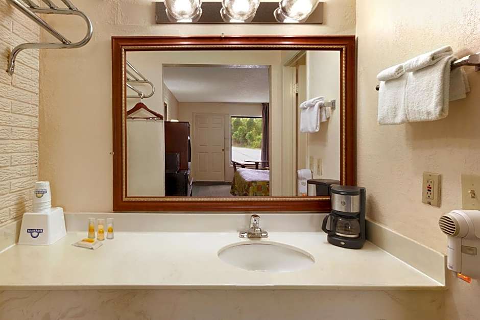 Days Inn by Wyndham Hardeeville/ I-95 State Line