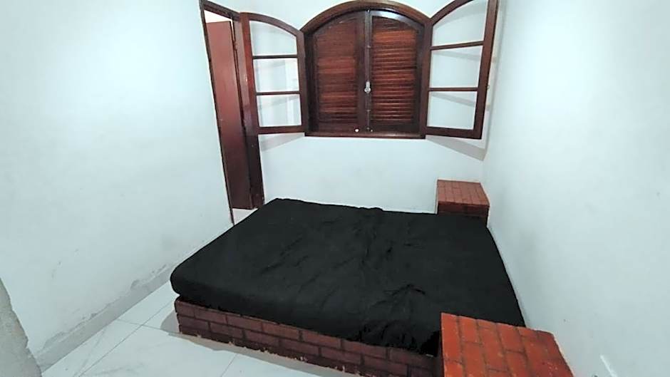 CASA 7 qts sendo 4 suites, Piscina Churrasqueira 200 m praia Anjos