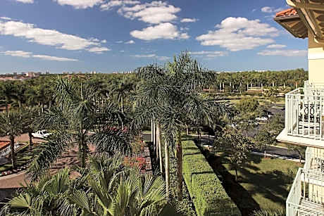 One-Bedroom King Suite with Sofa Bed and Resort View - Hearing Accessible