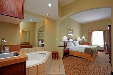 King Suite with Spa Bath - Non-Smoking