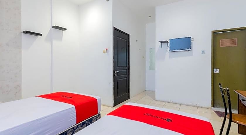 RedDoorz @ Sparkling Hotel near Stasiun Gubeng Surabaya