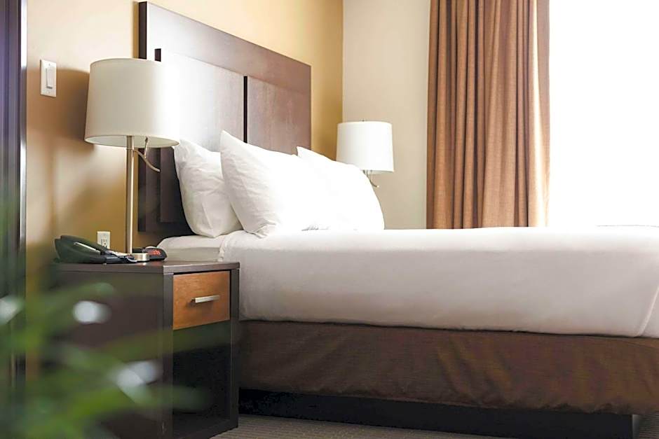 Best Western Plus Lacombe Inn & Suites