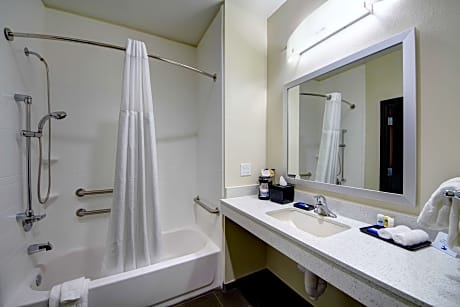 Suite-2 Queen Beds, Mobility Accessible, Bathtub, Sofabed, Non-Smoking, Full Breakfast