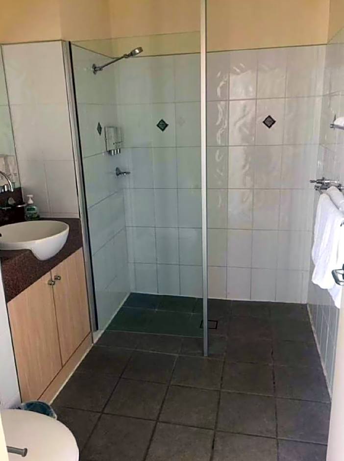 Country Roads Motor Inn