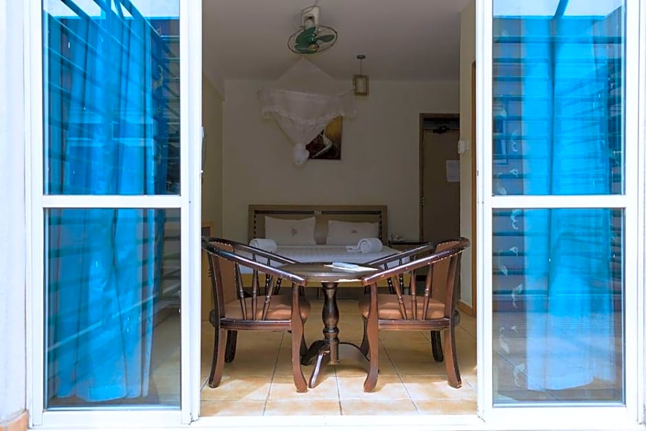 Aponye Hotel – Kampala, WV