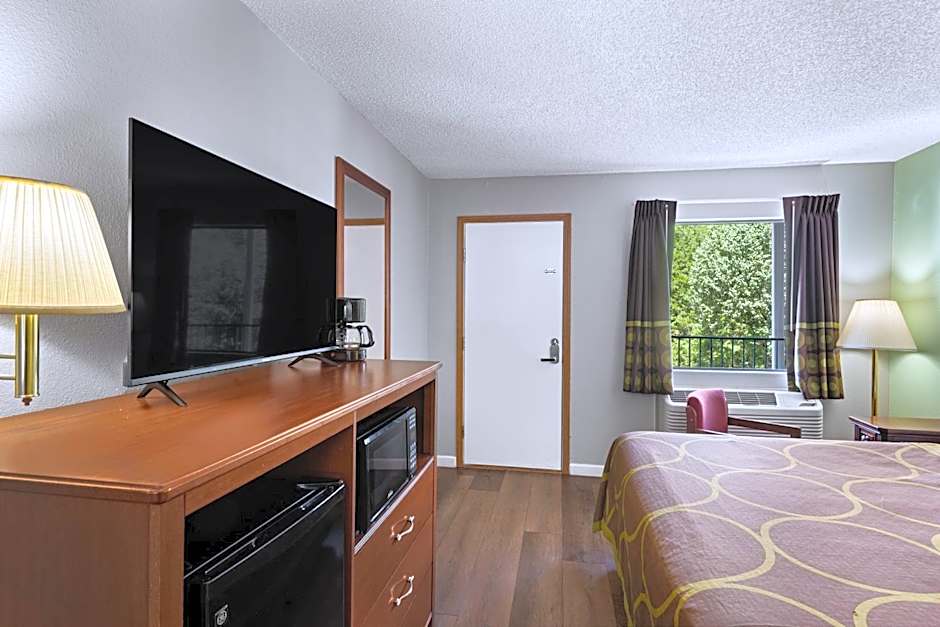 Super 8 by Wyndham Branson / Shepherd of the Hills Exwy