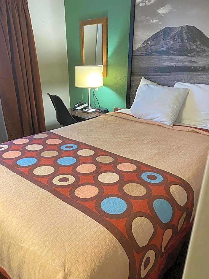 Super 8 by Wyndham Pierre SD