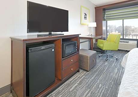 1 Queen Mobility/Hearing Access Ri Shwr Ns