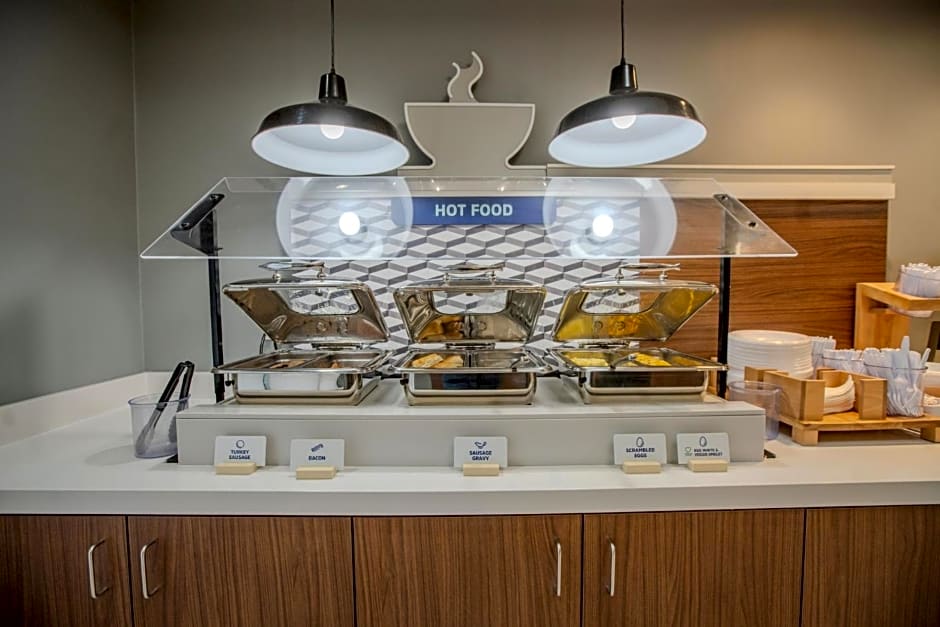 Holiday Inn Express & Suites Cleveland By IHG