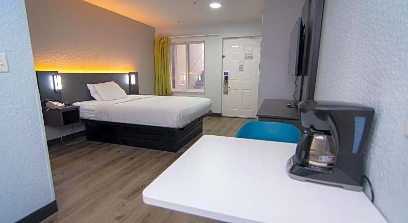 Studio 6 Extended Stay - West Palm Beach, FL