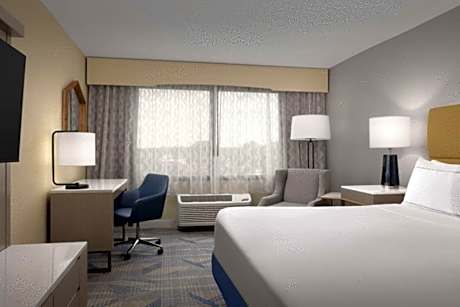 1 King Mobility/Hearing Access W/Roll In Shwr