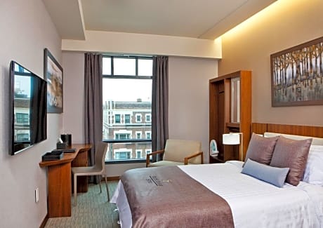 Deluxe Queen Room