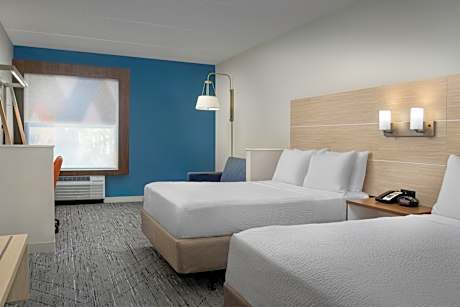 2 Queen Beds Suite Comm Accessible Tub