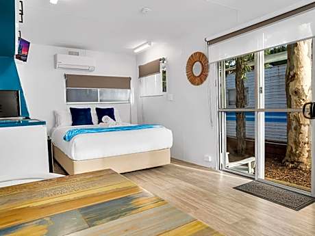 Bungalow Cabin (Shared Bathroom)