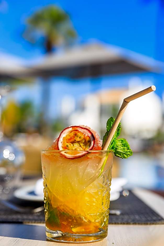 Apartamentos Honorio - Pool and Garden