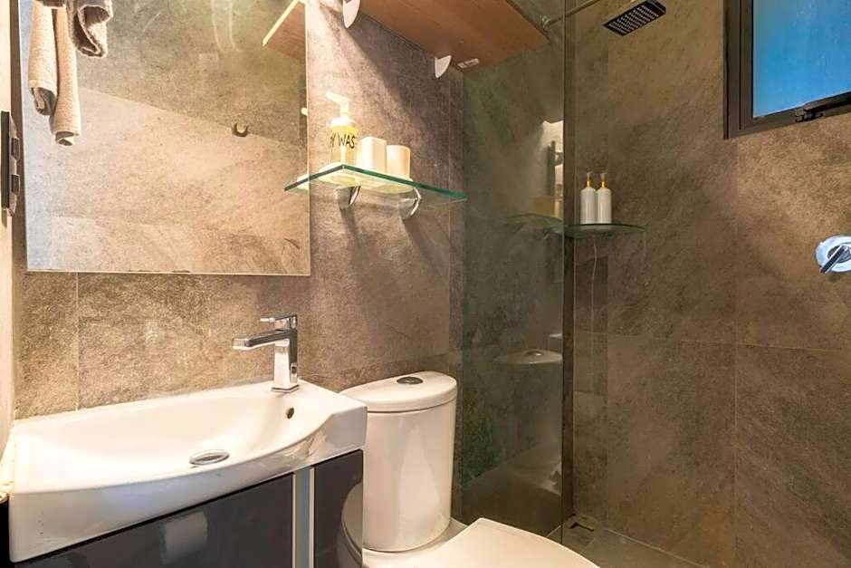 3Ph Amazing 2Bdrm 2bath private terrace fits 10