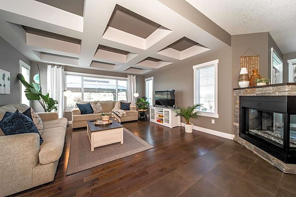 Amazing Luxe Home, AC, HUGE Yard, FirePit, Pet Friendly, Sleeps 10!