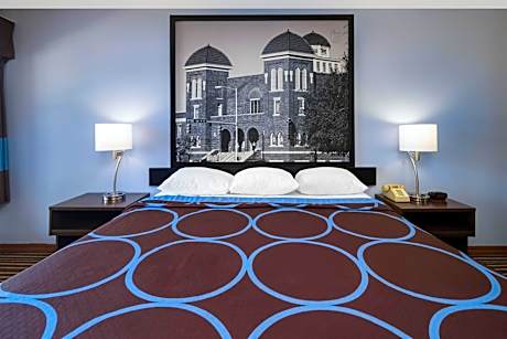 1 King Bed Non-Smoking