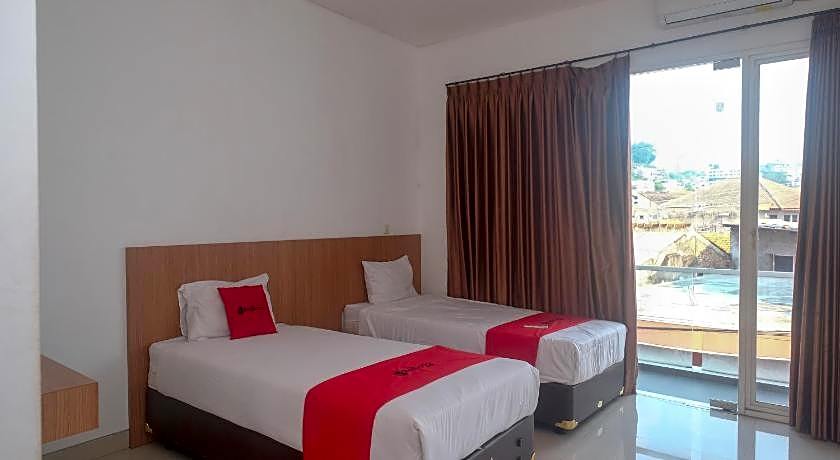 RedDoorz Syariah near Simpang Lima Semarang