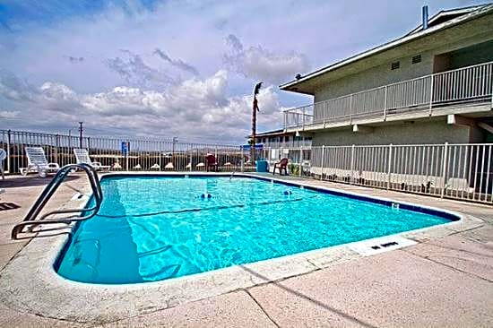 Hilltop Inn & Suites
