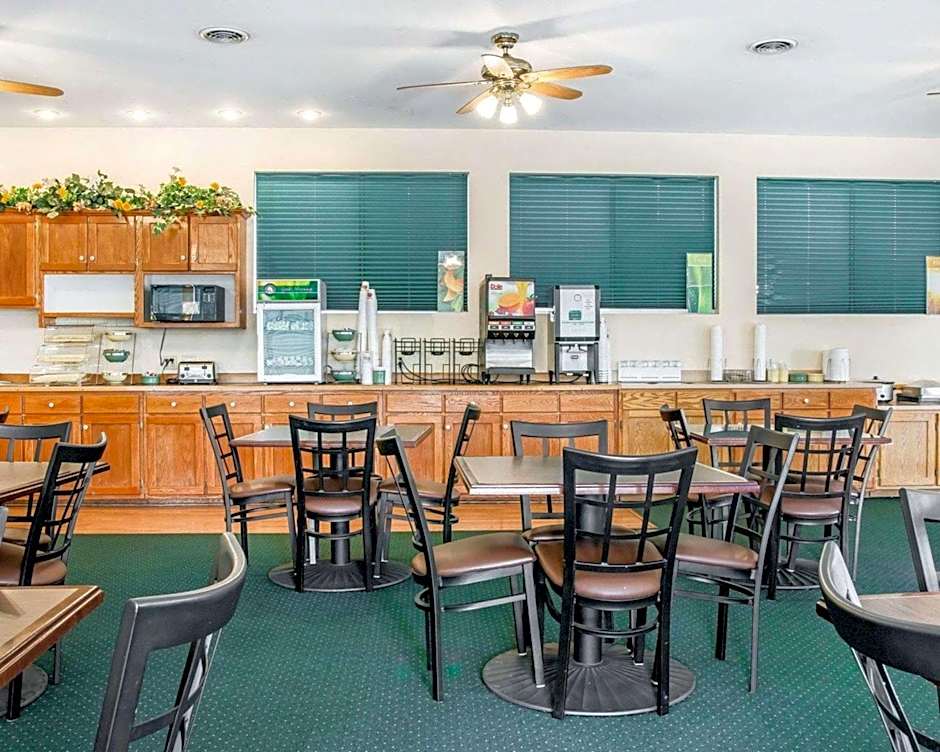 Quality Inn & Suites Mackinaw City Beachfront