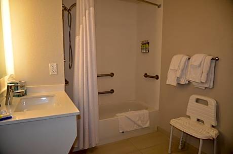 King Suite - Communications and Mobility Accessible Tub