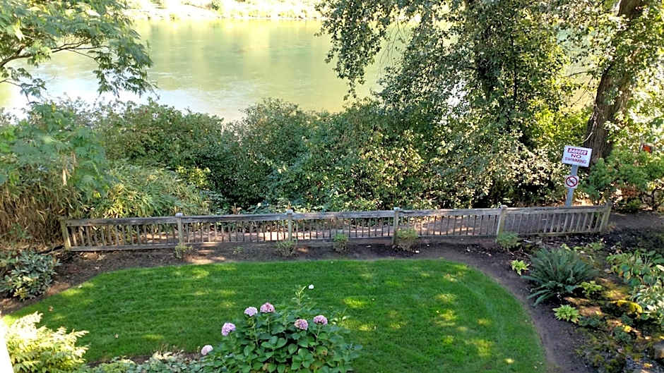 Lewis River Inn