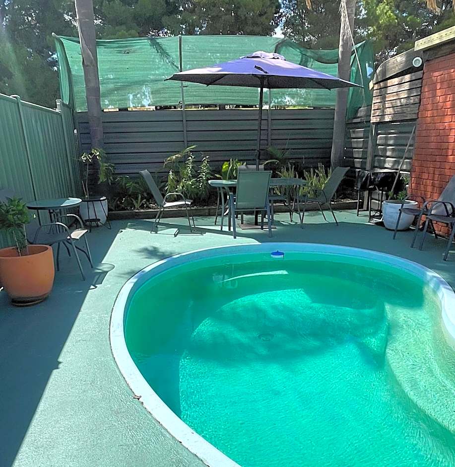 Country Roads Motor Inn