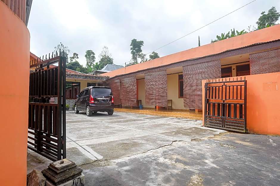 RedDoorz near Candi Sukuh Karanganyar