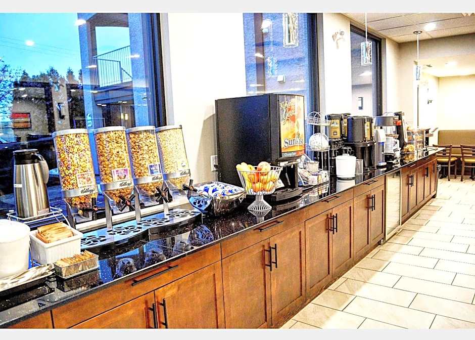 Super 8 by Wyndham Kelowna BC