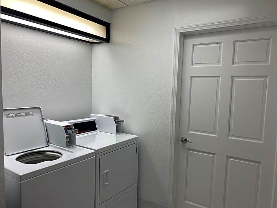 Days Inn & Suites by Wyndham Arlington Heights