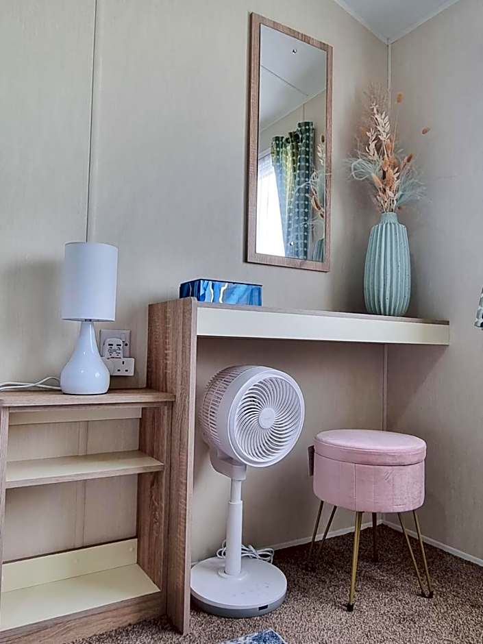 Chic, spacious & fun coastal retreat - family friendly - 3 min walk to beach