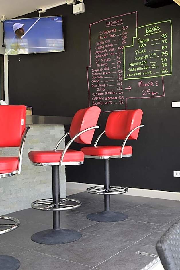 Hideaway Guest House And Bar