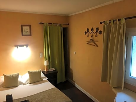 Single Room with Shared Toilet