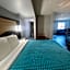 Mountain Vista Inn & Suites - Walking Distance to the Island
