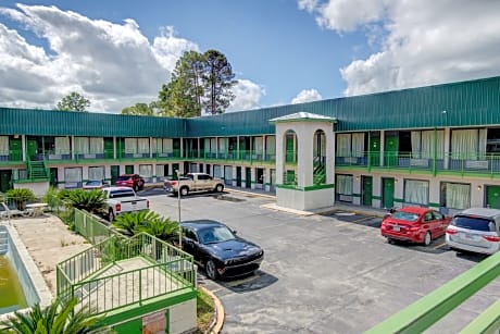 OYO Hotel Douglas GA US-441