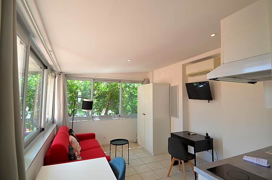 STUDIO CASSIN - next to tramway line 2 near airport