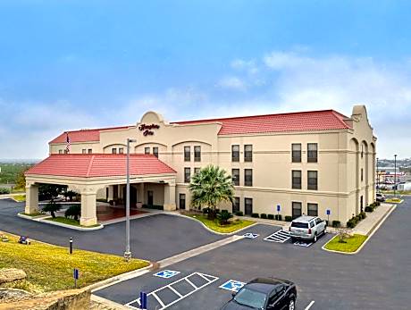 1 King Mobility/Hearing Access Ri Shwr Ste Ns