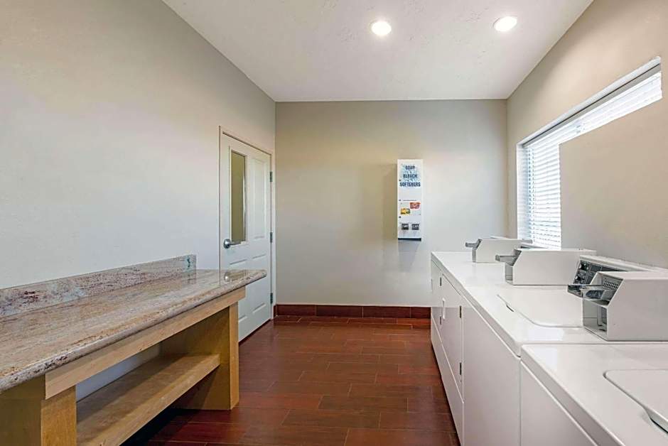 La Quinta Inn & Suites by Wyndham Leesville Fort Polk