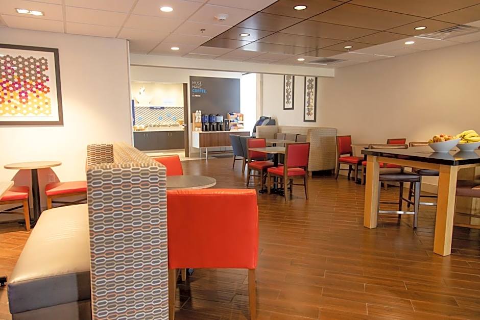 Holiday Inn Express Marshfield - Springfield Area By IHG