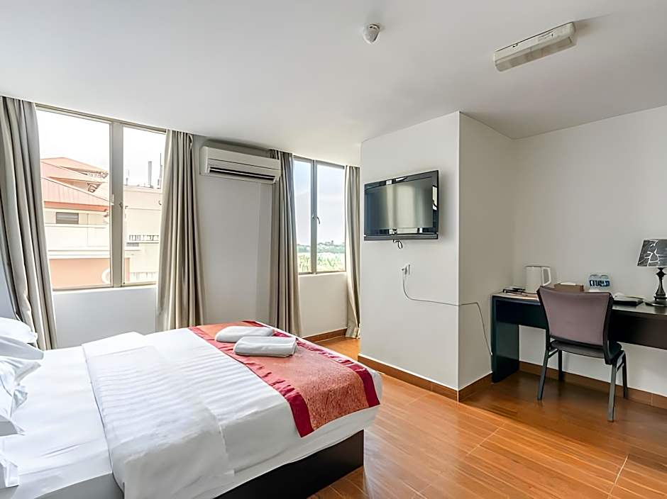 Kk Waterfront Hotel
