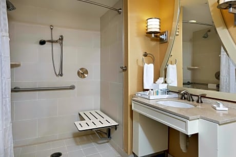 Corner Queen Suite with Two Queen Beds and Bath Tub - Mobility/Hearing Accessible