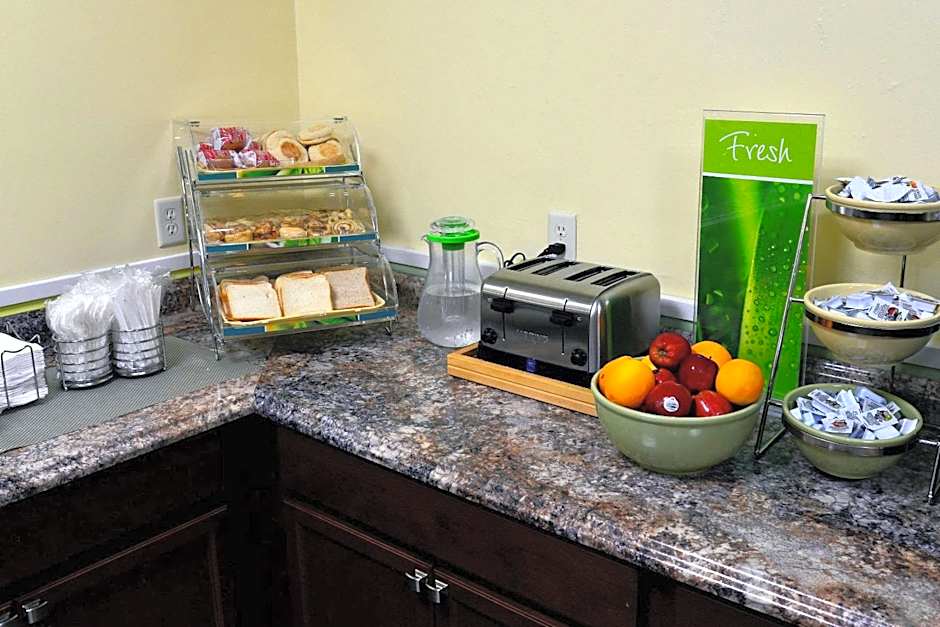 Quality Inn & Suites Gulf Breeze Bayside near Pensacola Beach