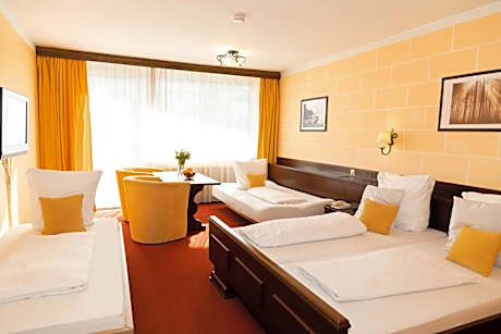 Family Room with Balcony (2 Adults + 2 Children)