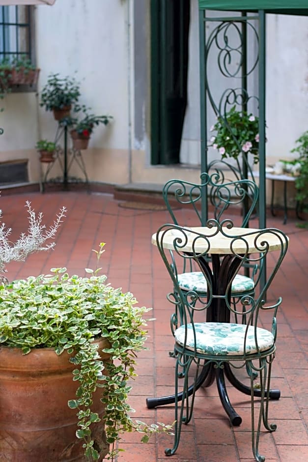 Villa La Dogana B&B di Charme - Historic Villa with a beautiful garden - private parking