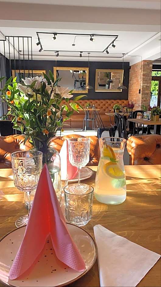 Zajazd Valentino / Listopadowa 55