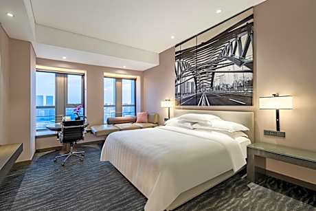 Deluxe King Room with City View