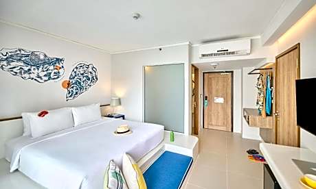 Deluxe King Pool View Room